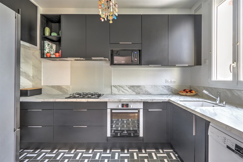 Cuisine grise avec plan de travail marbre à Tours | Raison Home